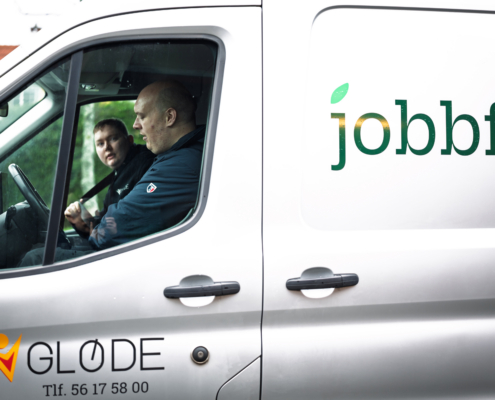 Sjåfør og sidemann i bil med Jobbfrukt