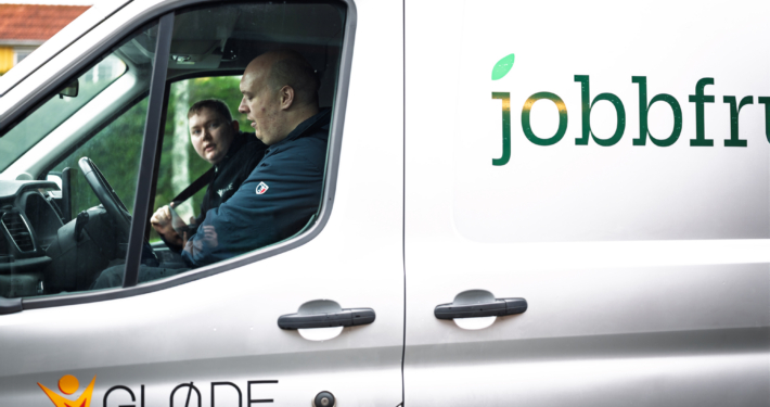 Sjåfør og sidemann i bil med Jobbfrukt