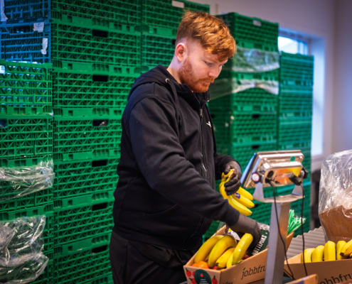 Mann som jobber med frukt på et jobbfruktlager