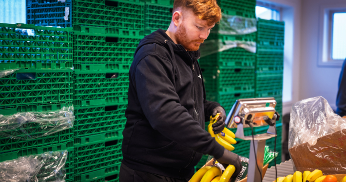 Mann som jobber med frukt på et jobbfruktlager