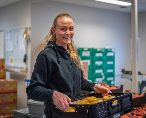 Kvinne som jobber med Jobbfrukt på lager