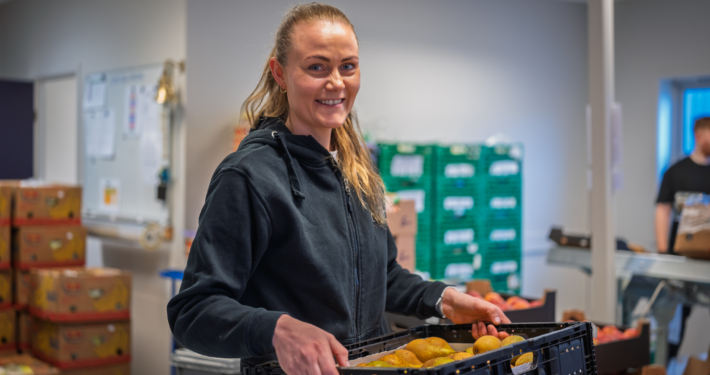 Kvinne som jobber med Jobbfrukt på lager